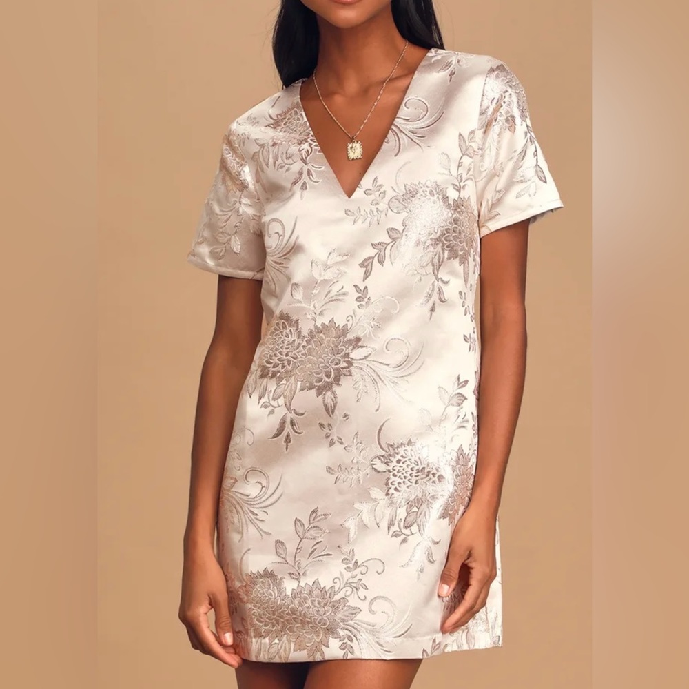 Lulu’s Jacquard Shift Dress Medium Go with the Glow Metallic Champagne